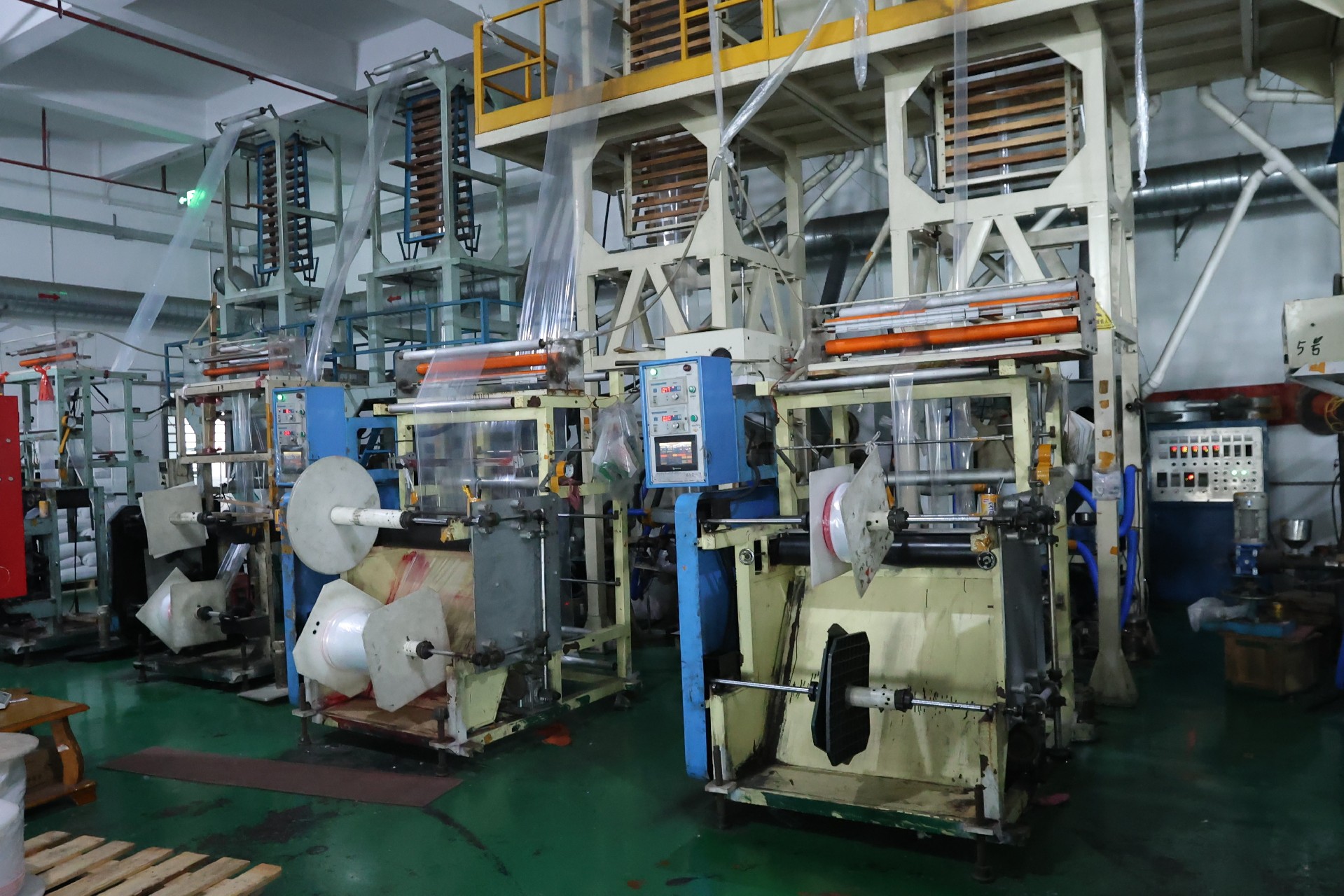 PE Blown Film Extrusion Explained: How Resin, Blending, and Process Control Shape Self-Sealing Bag Quality
